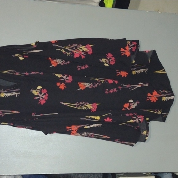 VINCE Camuto Cold-Shoulder Bell-Sleeve Black Top size medium flower print - Picture 3 of 9